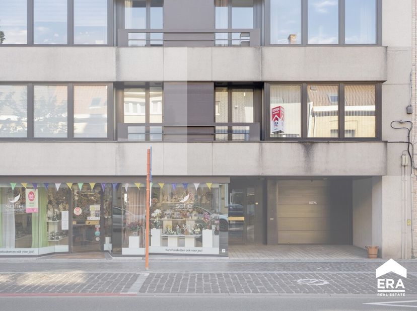 [[ CE BIEN PARTICIPE À LA JOURNÉE MAISONS OUVERTES ERA LE 13/6 DE 13:00 À 14:00 ]] À vendre : appartement spacieux au cur de Roulers, à quelques pas d