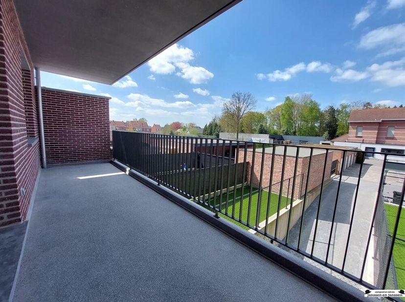 Stijlvol afgewerkt appartement met twee slpks, twee auto-staanplaatsen en terras in het centrum van Gooreind (ca.100m²)<br />
Residentie Kuypershoek<b