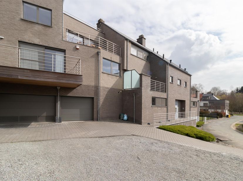 STERREBEEK - Prachtig gelijkvloers appartement met tuin en terras. Het recente appartement is gelegen vlakbij het centrum van Sterrebeek en beschikt o