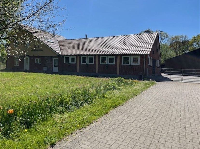 Charmante landelijke woning met tal van mogelijkheden.<br />
<br />
Opzoek naar ruimte, rust en flexibiliteit?<br />
Deze karaktervolle landelijke