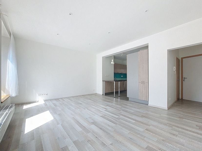 W Immobilière vous propose dans le centre d'Arlon, un agréable appartement rénové, composé comme suit: hall d'entrée, séjour, cuisine équipée, une cha