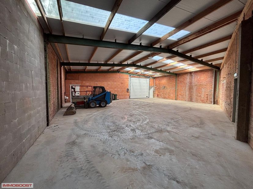Toplocatie : zijstraat Boomstesteenweg A12.<br />
<br />
professionele MAGAZIJN - UNIT van 205m² met extra buitenruimte aan A12 (Boomsesteenweg).<br /