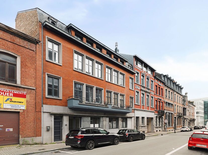 NAMUR, dicht bij alle voorzieningen, prachtig APPARTEMENT (3 slaapkamers + 1 badkamer), ± 126 m² bruto, volledig gerenoveerd, gelegen op de tweede ver