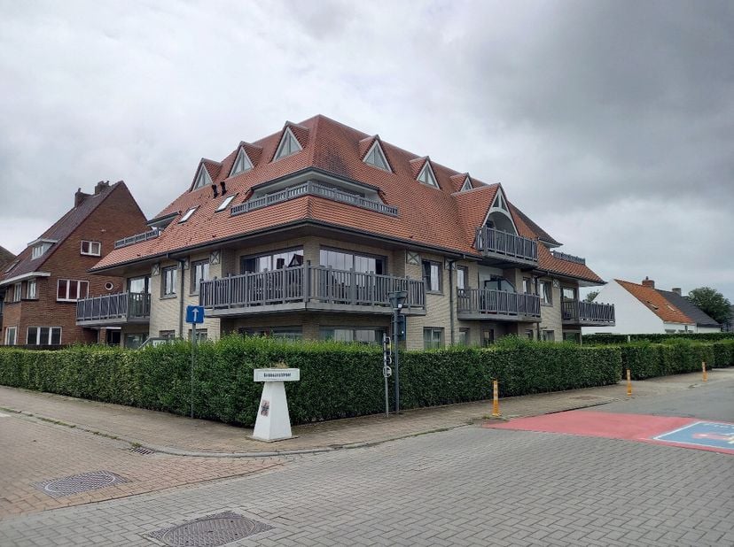Garage fermé avec porte électrique à louer dans le centre dOostduinkerke-Village. Le garage dispose dune prise électrique avec compteur individuel. Di