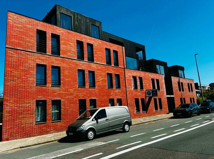TOP-LOCATIE:<br />
VLAK NAAST VIVES EN DICHTBIJ DE KULAK!<br />
<br />
Ligging: Hoge 11 – Kortrijk<br />
<br />
Moderne en recente studentenkamer, met