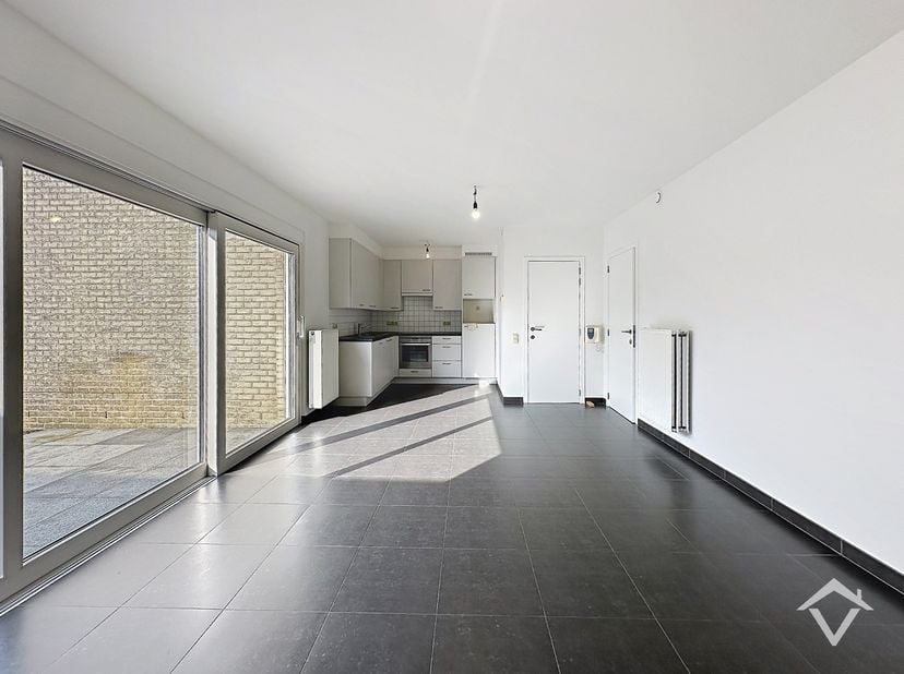 Op zoek naar een comfortabel en zonnig appartement op een vlotte ligging? Dan is dit instapklare gelijkvloers appartement in Gistel precies wat u zoek