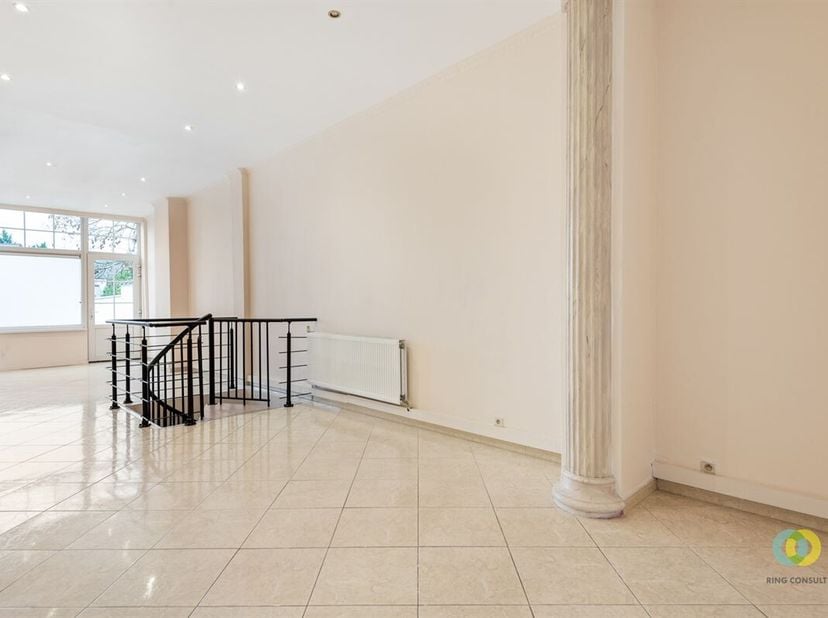 Dit appartement is ideaal gelegen in het centrum van Vilvoorde, op wandelafstand van het station en met een uitstekende bereikbaarheid. Het appartemen