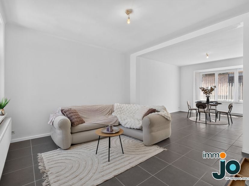 Cet appartement en duplex, prêt à emménager et entièrement rénové, bénéficie d'un emplacement de choix à Ostende, à deux pas de la plage. Avec deux ch