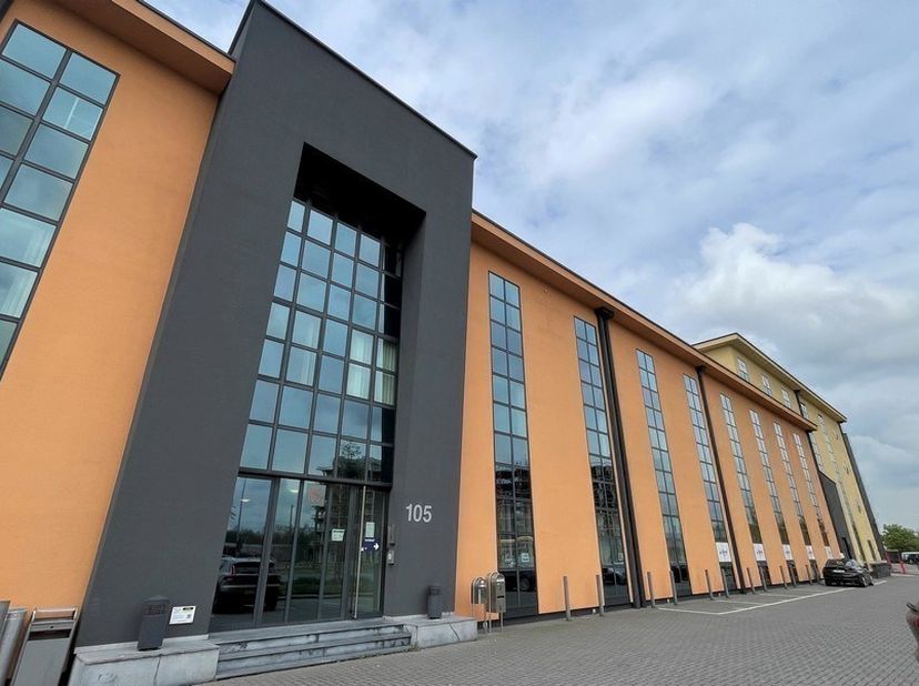 487m²  kantoorruimte op de eerste verdieping van de Noorderlaan Business Site<br />
Ligging: vlakbij afrit R1/E19/E34 en bus- en tramhalte vlakbij pan