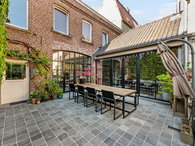 Karaktervolle herenwoning met kantoorfunctie + een extra achterliggende casco-nieuwbouwwoning met grote tuin uitgevend op groen, een uitzonderlijk pot