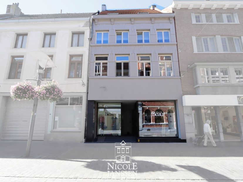 Opbrengstpand bestaande uit een gelijkvloers handelspand, appartement op de eerste verdieping en een duplex-appartement op de tweede en derde verdiepi
