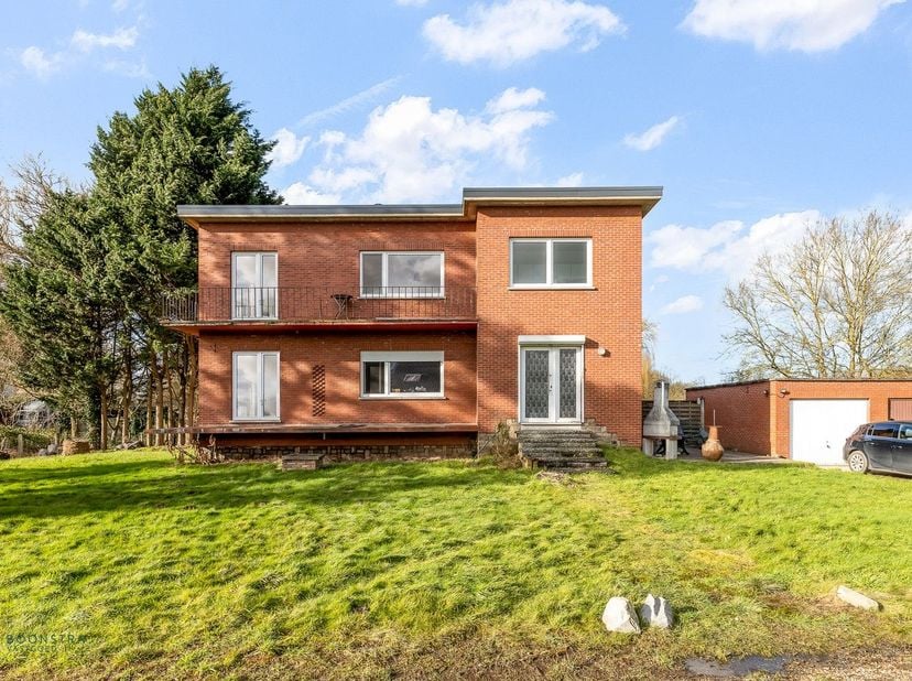 In een groene omgeving te Boortmeerbeek bevindt zich dit gelijkvloers appartement met 3 slaapkamers en aparte garage. U geniet hier van een zeer centr