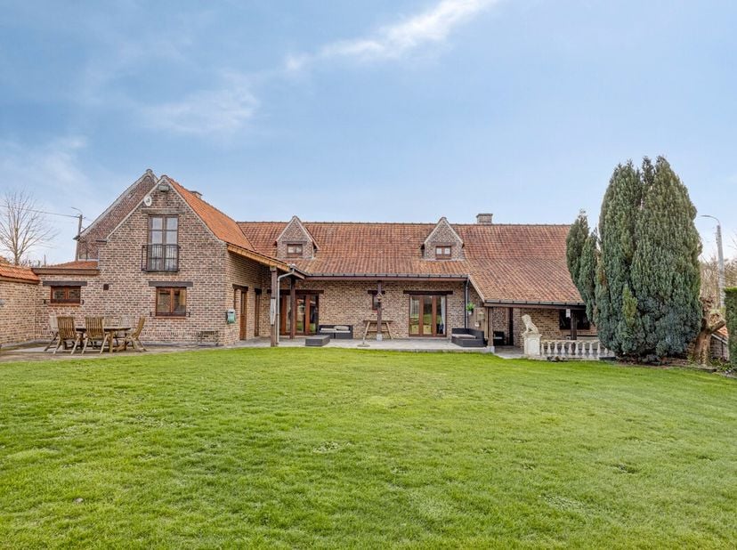 Deze landelijke woning heeft een bewoonbare oppervlakte van 307m² (exclusief loods en garages) en heeft dus tal van potentieel voor iedereen die op zo