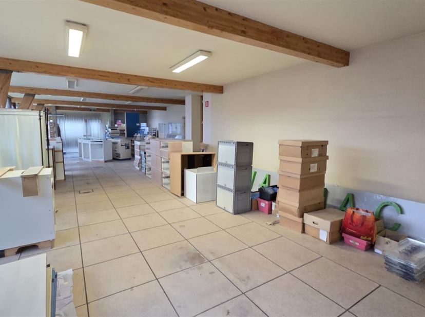 Bedrijfsvastgoed te koop in ,
                    7500 Tournai