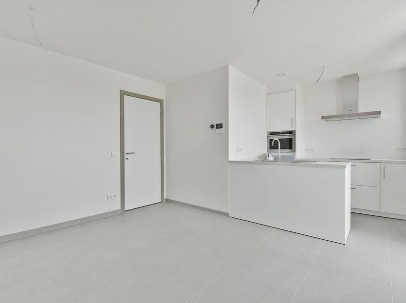Dit appartement op de tweede verdiep biedt een combinatie van rust en luxe. Het appartement bevat twee slaapkamers, badkamer, bergruimte, leefruimte,