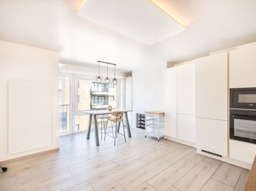 Gerenoveerde studio te koop in residentie Zandkreek. Deze residentie is gelegen in de vernieuwde Sint-Idesbaldusstraat te Koksijde en geniet van een u