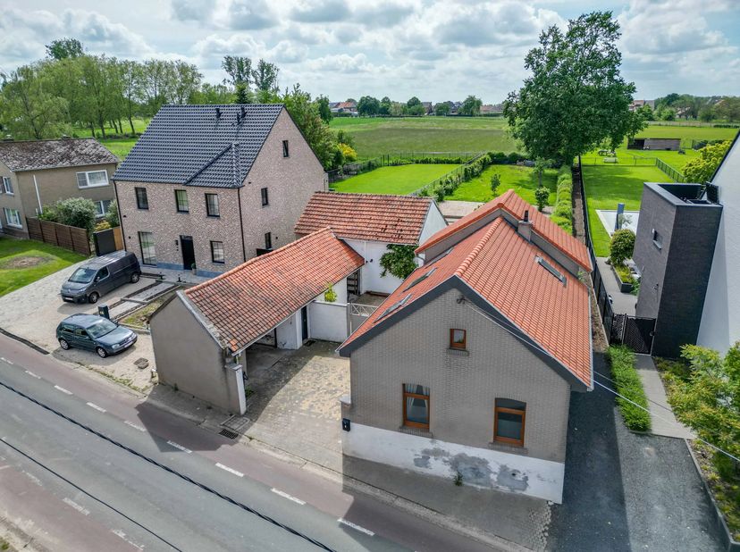Deze karaktervolle woning combineert authenticiteit met tal van mogelijkheden en beschikt over een gezellige binnenkoer, een prachtig tuin en een bijg