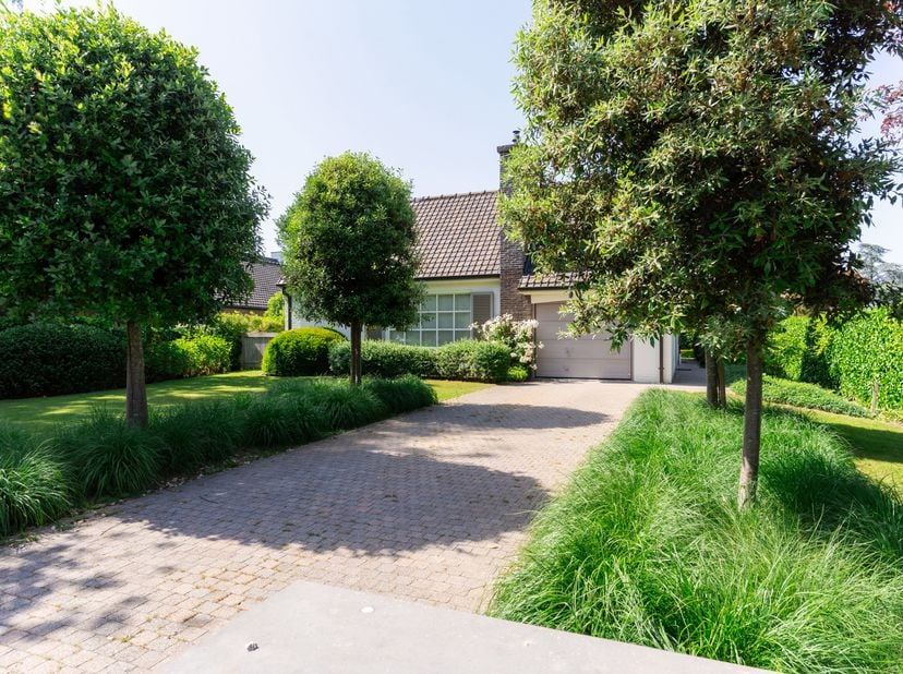 LIGGING<br />
Deze ruime gezinswoning te Mariakerke (Kolegem) bevindt zich in een rustige en aangename buurt waar comfort en bereikbaarheid hand in ha