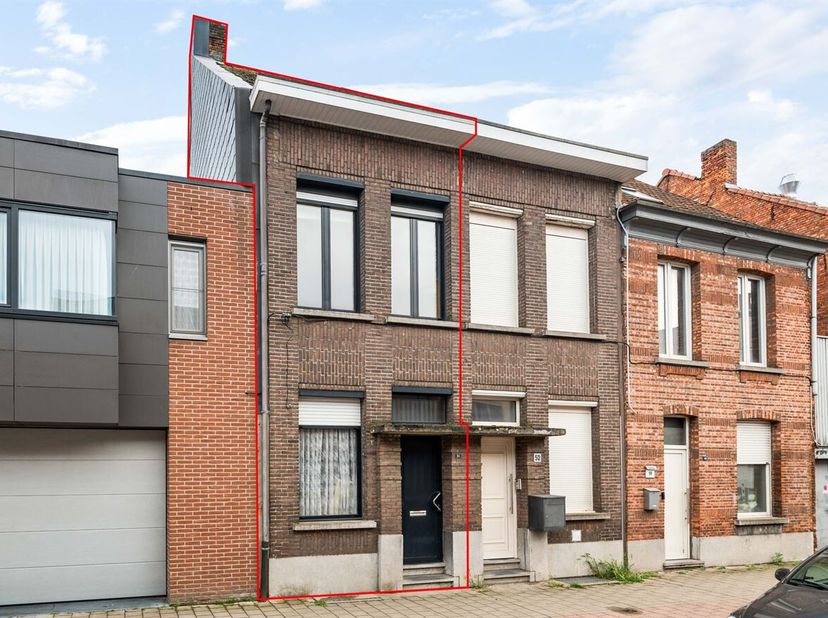 Te renoveren gezinswoning met 3 slaapkamers en terras<br />
Indeling<br />
Gelijkvloers<br />
Via de inkomhal betreedt u de woning. Vanuit de hal bere