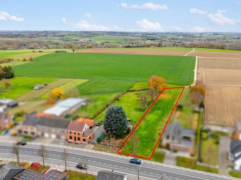 Droomt u van bouwen op een unieke locatie, omringd door rust en natuur? Deze prachtige bouwgrond van 23are 25ca is gelegen in het hartje van de Vlaams