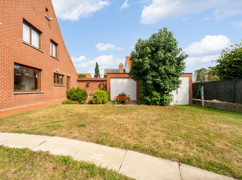Deze kloeke en alleenstaande woning wordt u te koop aangeboden op een rustige locatie.<br />
We betreden het gelijkvloerse langs de hal met aansluiten