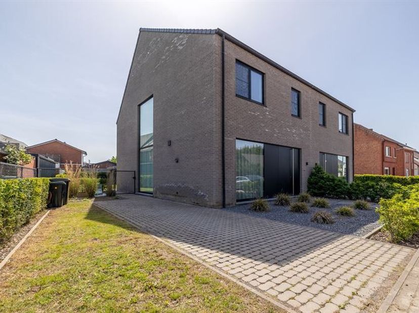 Unieke huurwoning met veel lichtinval, mooie afwerking en gezellige tuin. Ruime BEN-woning met drie slaapkamers en ingerichte zolderruimte, gelegen in