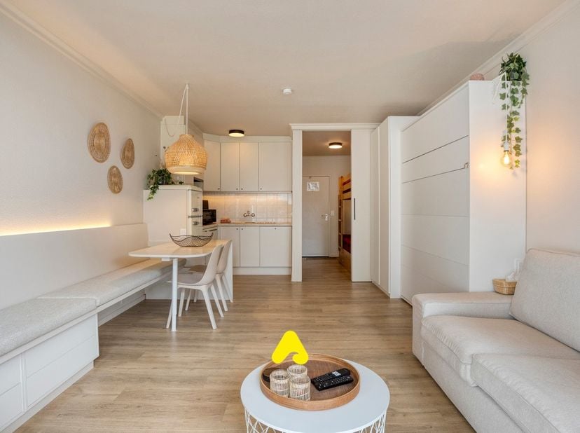 Vous recherchez un investissement sans souci ou votre propre pied-à-terre à la côte ? Ce charmant studio entièrement meublé et prêt à emménager est si