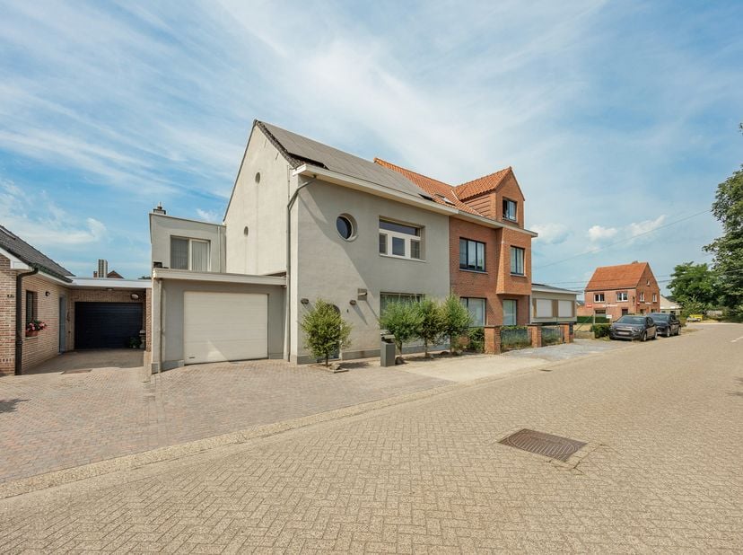 Goed onderhouden woning met 3 ruime slaapkamers en tuin gelegen op wandelafstand van het centrum van Tielen.<br />
Ligging: de woning bevindt zich op