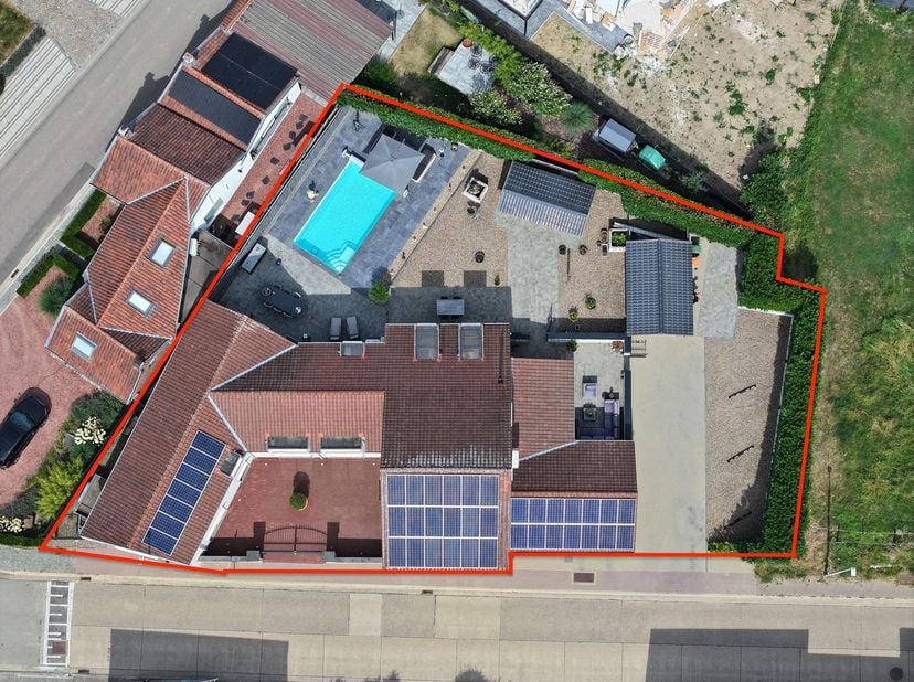 Royale, karaktervolle woning met 5 slaapkamers en 4 badkamers aan de grens met Maastricht<br />
<br />
Op een steenworp van Maastricht, in alle rust g