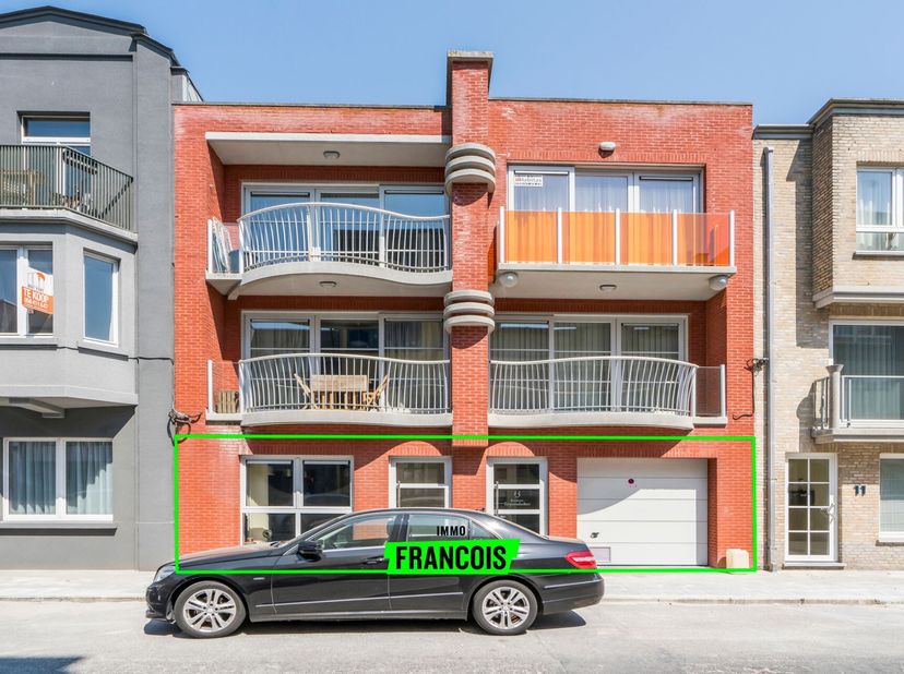 Situé dans un emplacement de choix à Wenduine, voici ce bureau avec un garage-box pour deux voitures et un local de stockage supplémentaire.<br />
Le