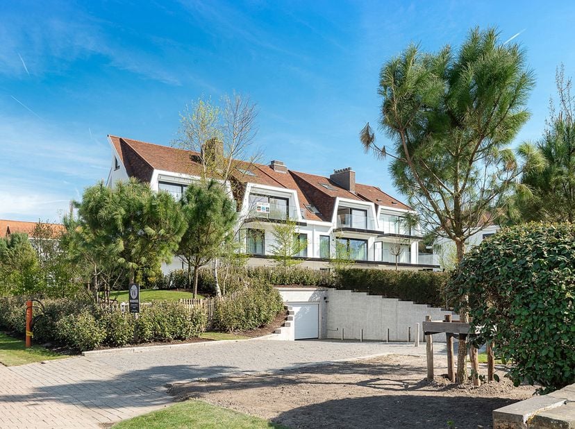 Appartement luxueusement rénové situé au calme à quelques pas de la plage et de la place Albert au Zoute. Séjour lumineux avec feu et accès à la terra