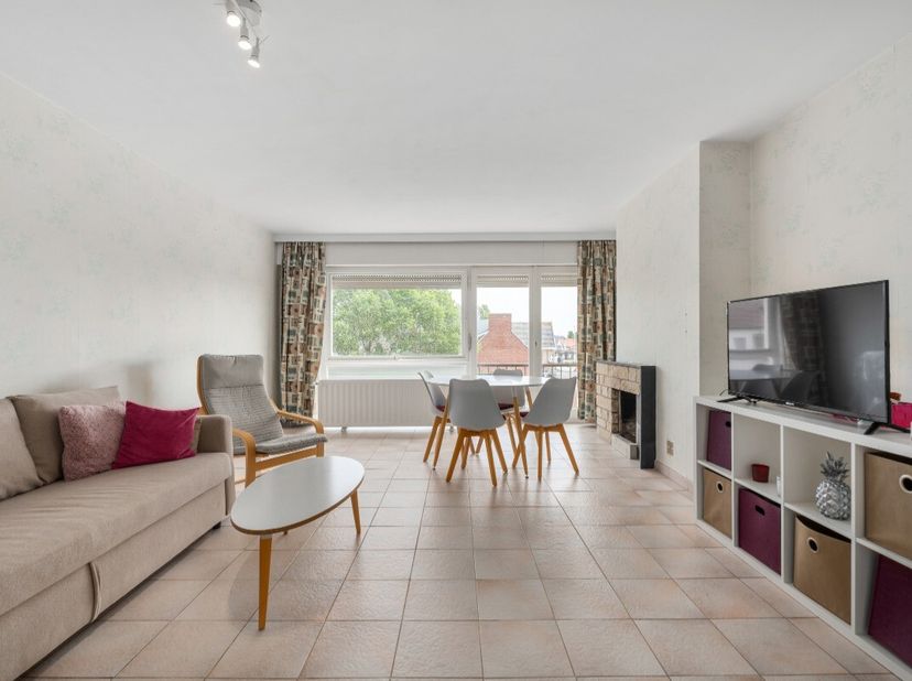 Te koop: lichtrijk appartement in het centrum van Koksijde, gelegen in de Rousseaulaan op wandelafstand van winkels, openbaar vervoer en de toeristisc