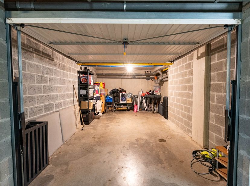 Garagebox te koop op een uiterst centrale locatie in Antwerpen, op slechts twee minuten wandelen van het Centraal Station en het Astridplein. Deze ond