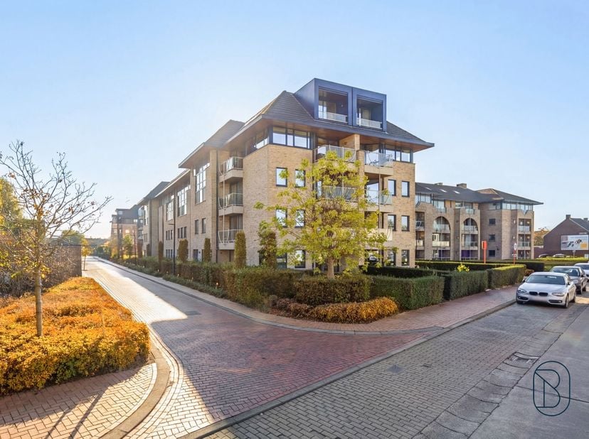 Ruim en verzorgd appartement met 3 slaapkamers, terras, garage en lift, gelegen in een aangename en vlot bereikbare omgeving. Dit appartement combinee