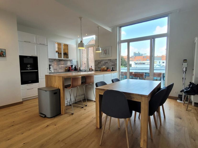 Dans le quartier du Châtelain, ce très beau triplex se trouvant au 1er étage d'une maison bruxelloise vous ravira par ses volumes et son charme . D'un