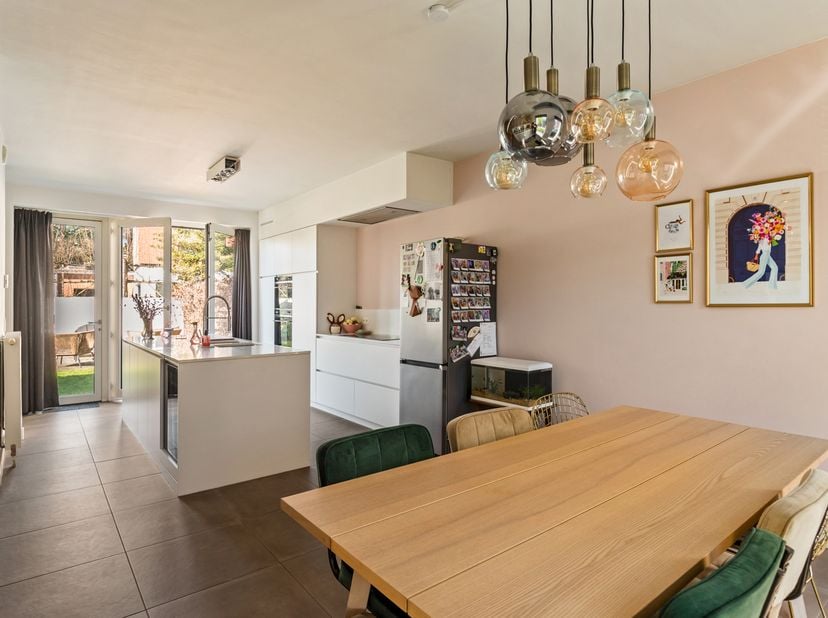 Op zoek naar een gezellige thuis op een toplocatie?<br />
Dan zou deze woning met drie slaapkamers &amp;amp; tuin wel eens jouw perfecte match kunnen zijn