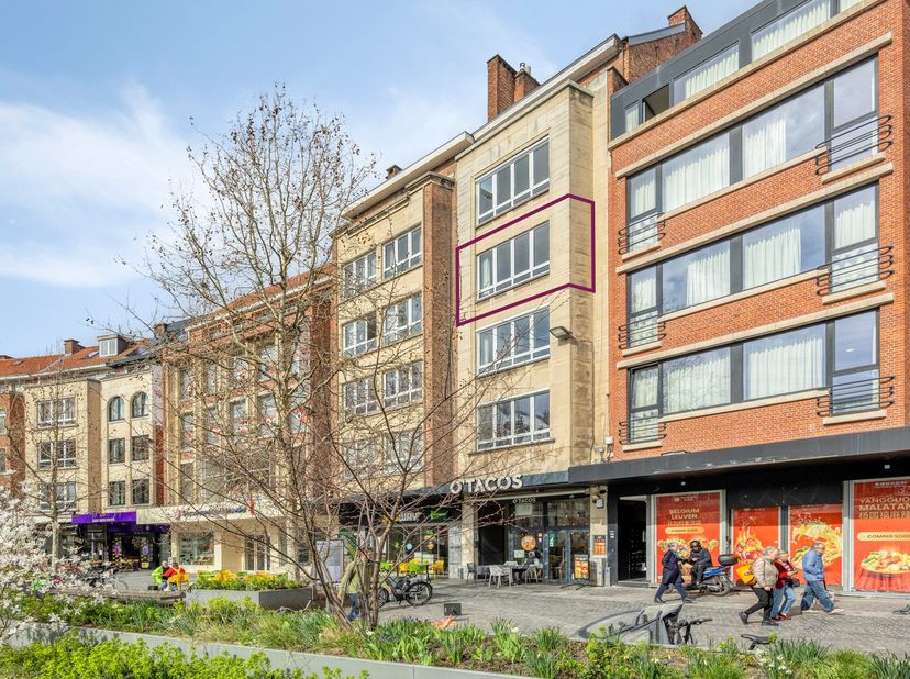 Cet appartement prêt à emménager d’environ 90 m² avec 2 chambres est idéalement situé dans le centre animé de Louvain et bénéficie d’une vue exception