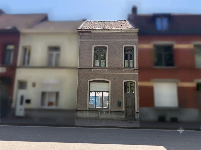 Mooie rijwoning gelegen aan de rand van de stad, tussen het centrum en de snelwegafritten, vlakbij alle voorzieningen.<br />
Dit te moderniseren pand,