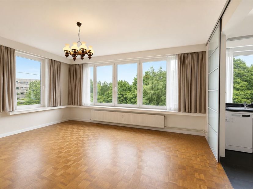 Vraag hier je bezoek aan: <br />
https://boltimmo.mijnhuurprofiel.be/property/656af636-027d-4568-a622-b30aaaf3833f<br />
Instapklaar hoekappartement o