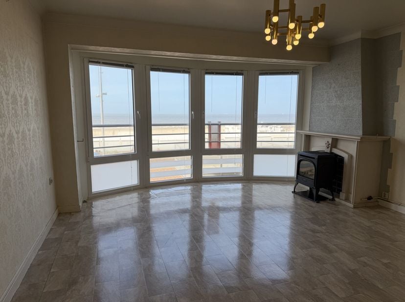 Appartement met renovatiepotentieel op toplocatie aan de Zeedijk van Wenduine met gunstige EPC waarde. Omvat een woonkamer met zeezicht en keuken, hal