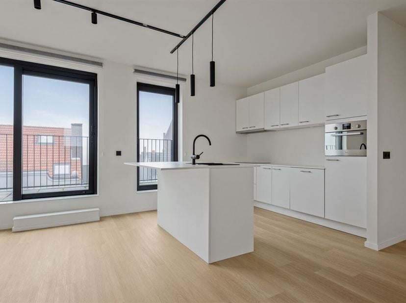 Penthouse met 4 slpks en 2 badkamers en 4 staanplaatsen te koop op toplocatie!<br />
Locatie: <br />
Zeer gunstig gelegen penthouse in trendy wijk Ant