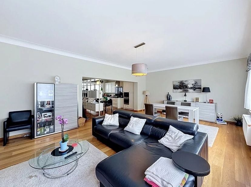 Bien présenté par Elisabeth du Chastel : 0495 79 78 58 / elisabeth.duchastel@victoire.be<br />
Victoire Junot vous propose un appartement meublé d'une