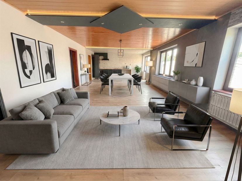 Woning met 3 voorgevels die veel mogelijkheden biedt en ideaal is als investering. Deze woning is gelegen in de regio Lobbes en bestaat uit: Een began