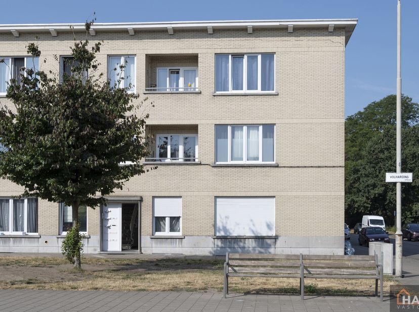 Inkomhal; leefruimte met open, geïnstalleerde keuken en schuifraam naar terras; 2 slaapkamers; badkamer met douche, toilet, lavabo in meubel en spiege