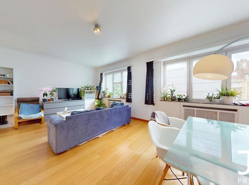 Ideaal gelegen tussen het Brugmannpark en het Wolvendaelpark, geniet dit prachtige appartement van een gegeerde en groene omgeving. De tramhalte Boete