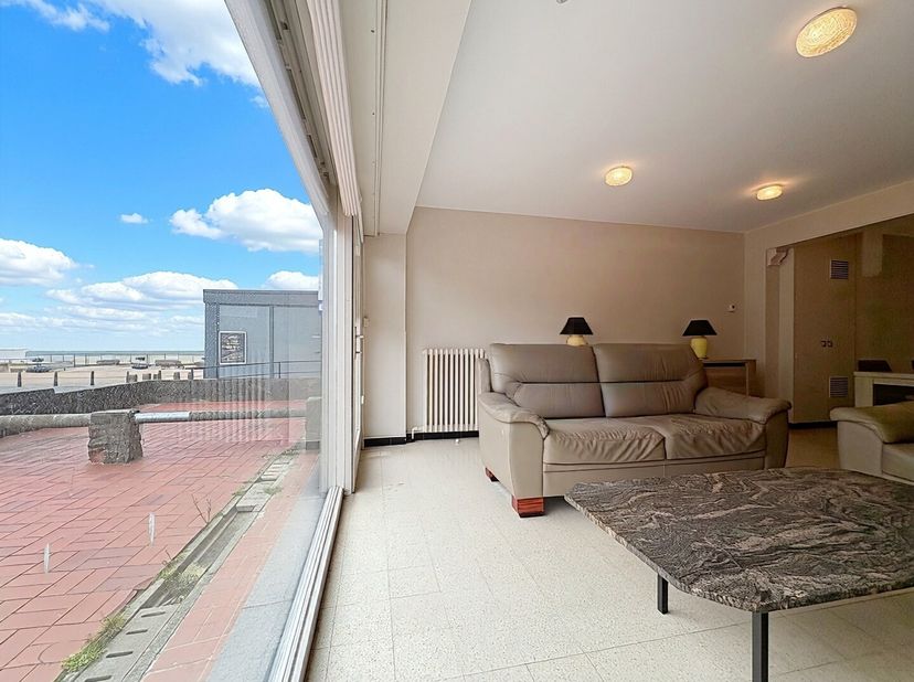 Ruim appartement op het gelijkvloers met zijdelings zeezicht - groot terras - garage inbegrepen<br />
Kenmerken:<br />
* 2 Ruime slaapkamers<br />
* G