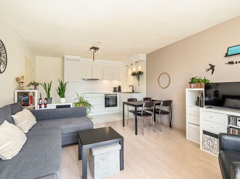 Gezellig appartement in Mariakerke Oostende, op wandelafstand van het strand en nabij het Ensorkerkje. Dit appartement in de Duinenstraat combineert e