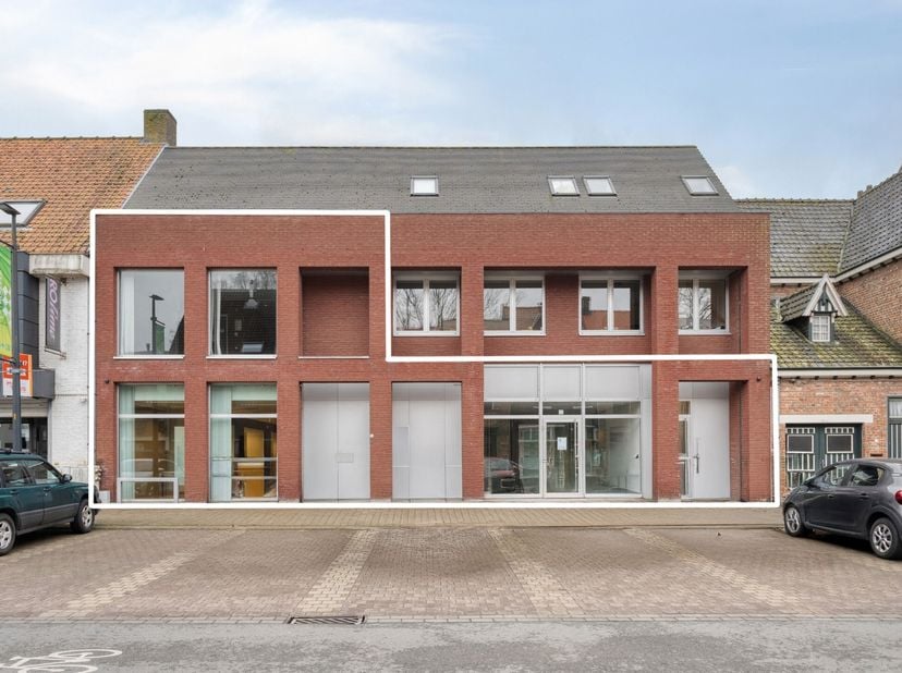 In het dorpscentrum van Dadizele, deelgemeente van Moorslede, bieden we u dit ruime handelspand of kantoorruimte aan gelegen op een commerciële locati