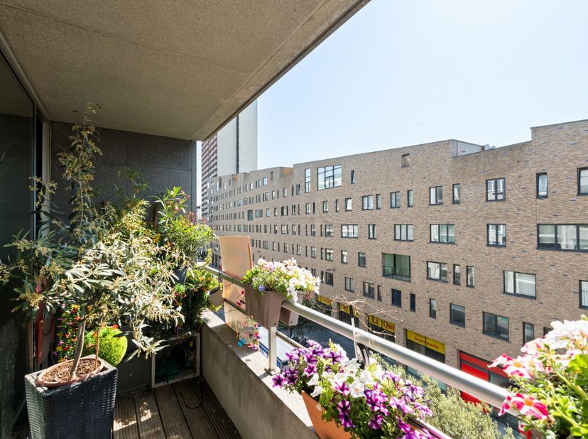 Te koop: instapklaar appartement in Oostende, op korte wandelafstand van de zeedijk en het bruisende centrum. Dit gesloten appartement, gebouwd in 199