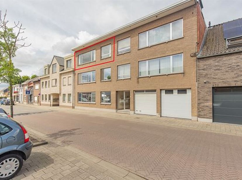 GERENOVEERD EN RUIM APPARTEMENT MET 2 SLAAPKAMERS, GARAGE EN TERRAS.<br />
 2de verdieping in een kleinschalige residentie in het centrum van Ruisbroe